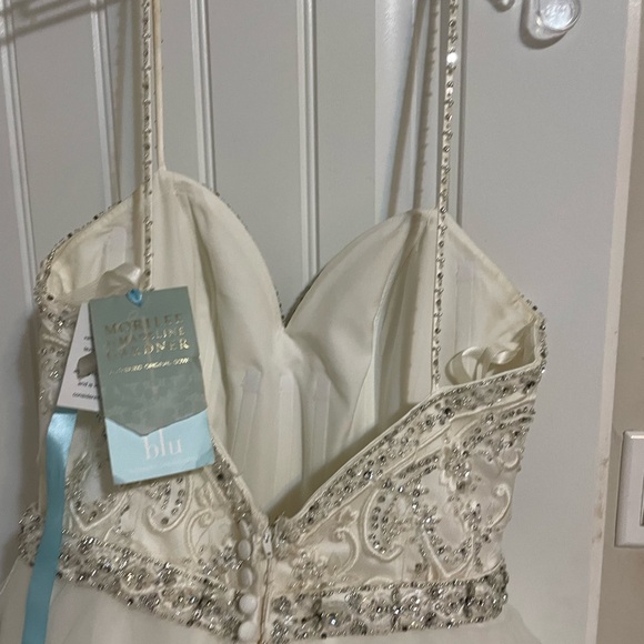 Never worn wedding dress with tags on - Picture 9 of 9